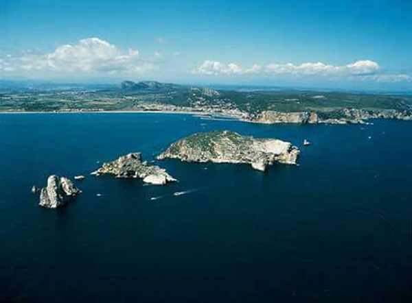 Embarcación navegando por la Costa Brava