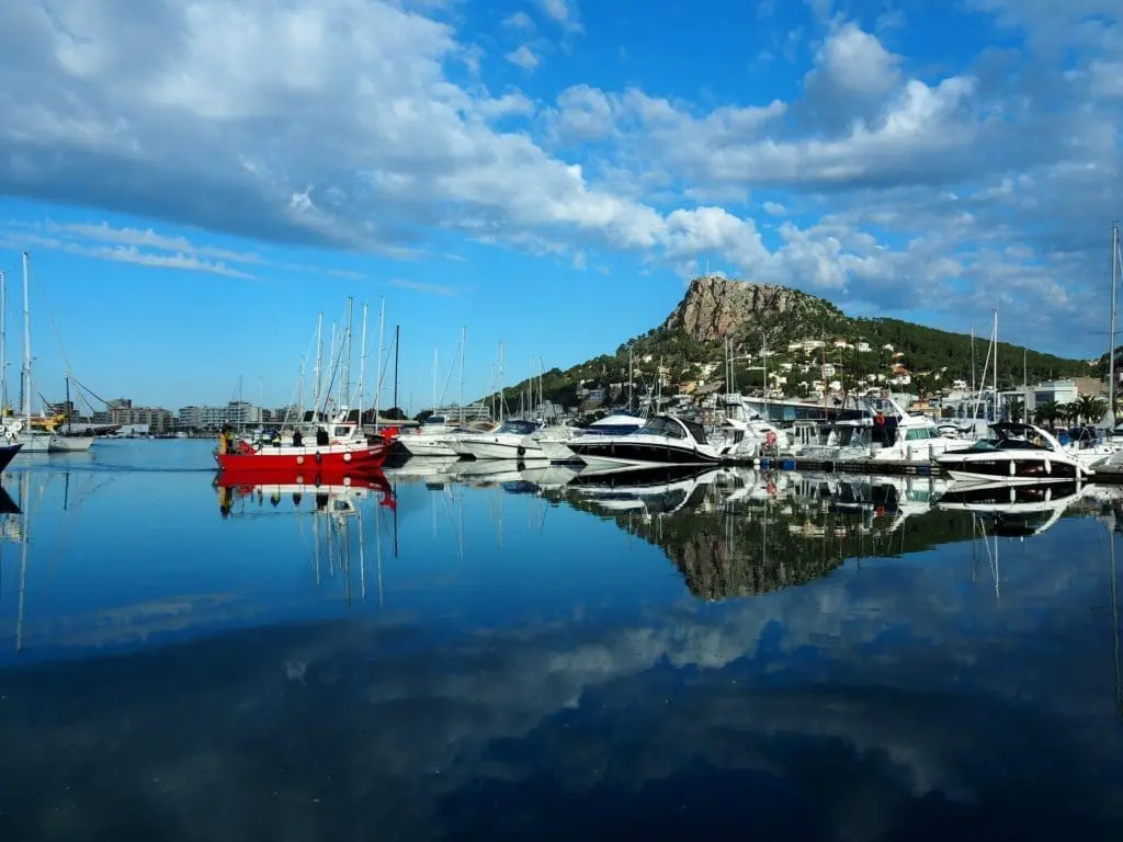 Puerto de L'Estartit con el macizo del Montgrí al fondo